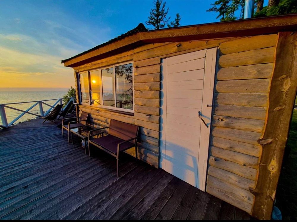 Терраса с креслами у Байкала на закате